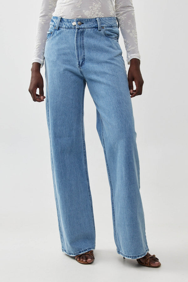 🧦 Autumn/Winter 2025/2026 - Energy denim  - Light blue always works.