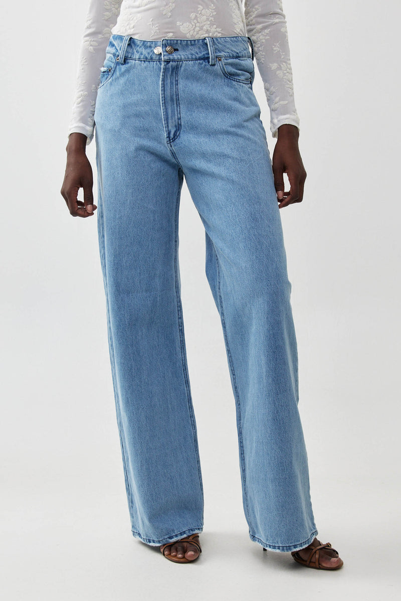 🧦 Autumn/Winter 2025/2026 - Energy denim  - Light blue always works.