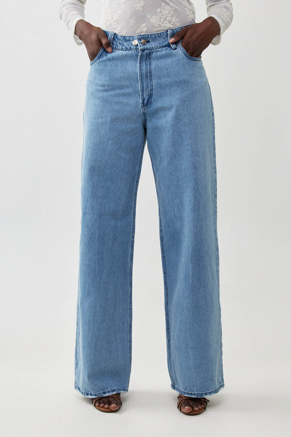 🧦 Autumn/Winter 2025/2026 - Energy denim  - Light blue always works.
