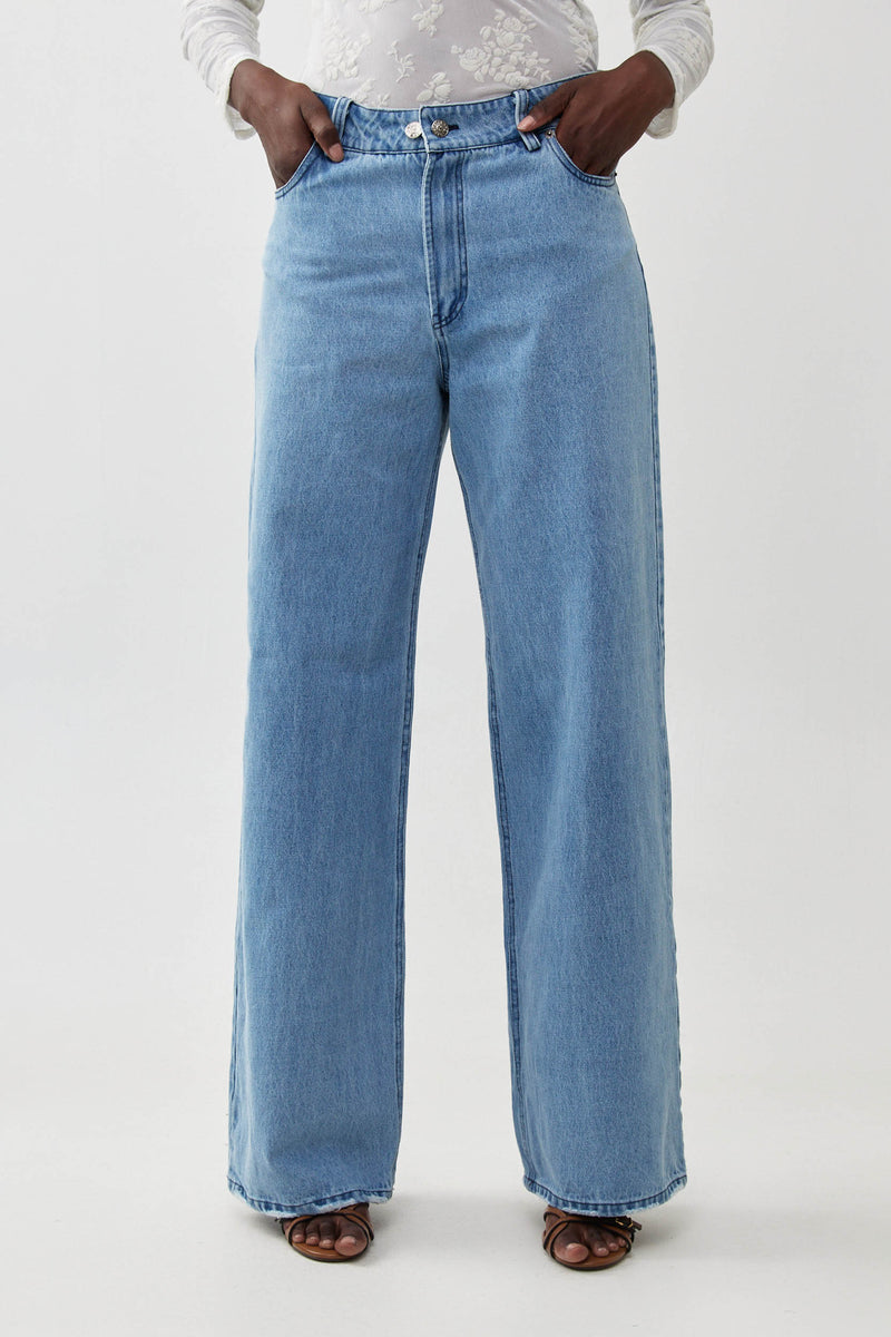 🧦 Autumn/Winter 2025/2026 - Energy denim  - Light blue always works.