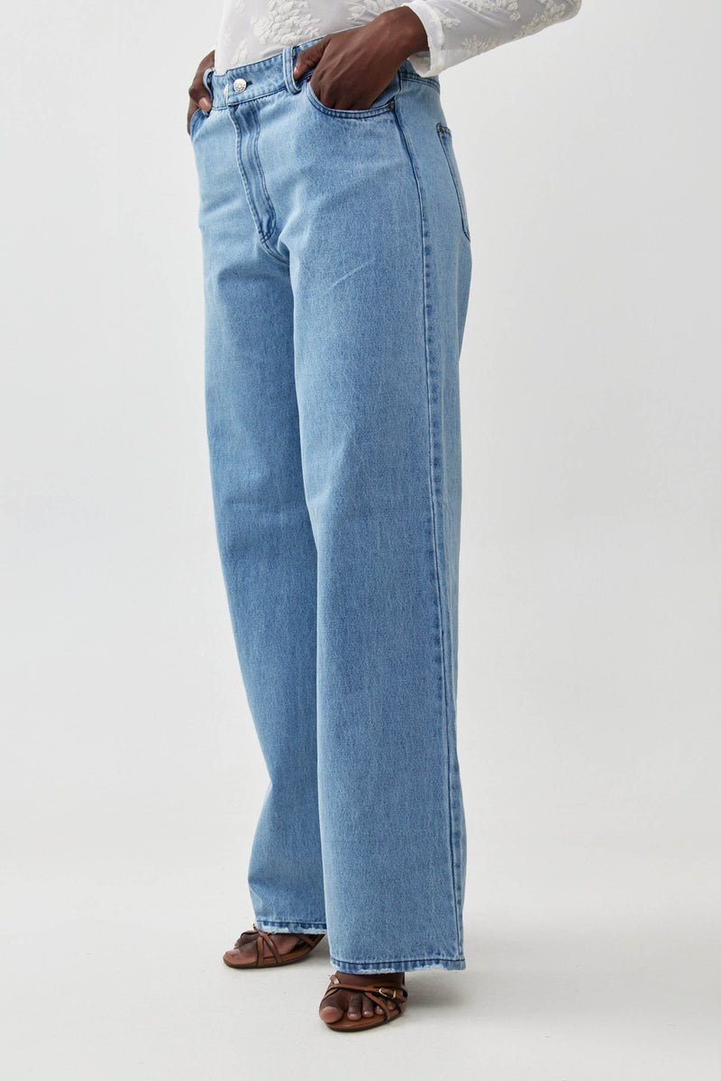 🧦 Autumn/Winter 2025/2026 - Energy denim  - Light blue always works.